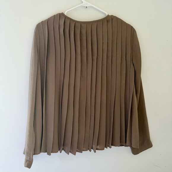 SALE‼️ Women's Taupe Pleated Top - Picture 2 of 5